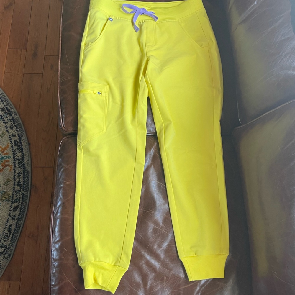 Figs zamora Joggers yellow NWT XS petite